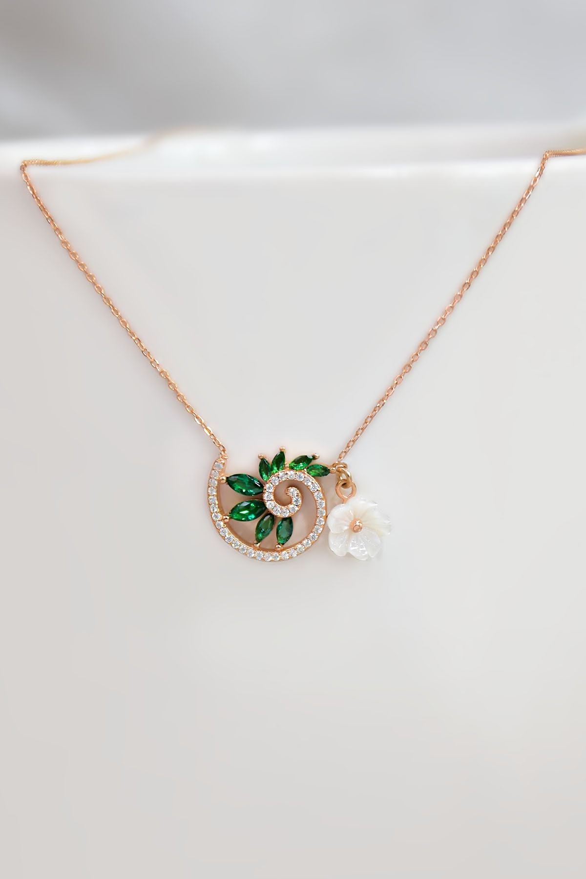 925 Ayar Gümüş Rose Kaplama Yeşil Taşlı Tasarım Sedef Manolya Çiçeği Kolye