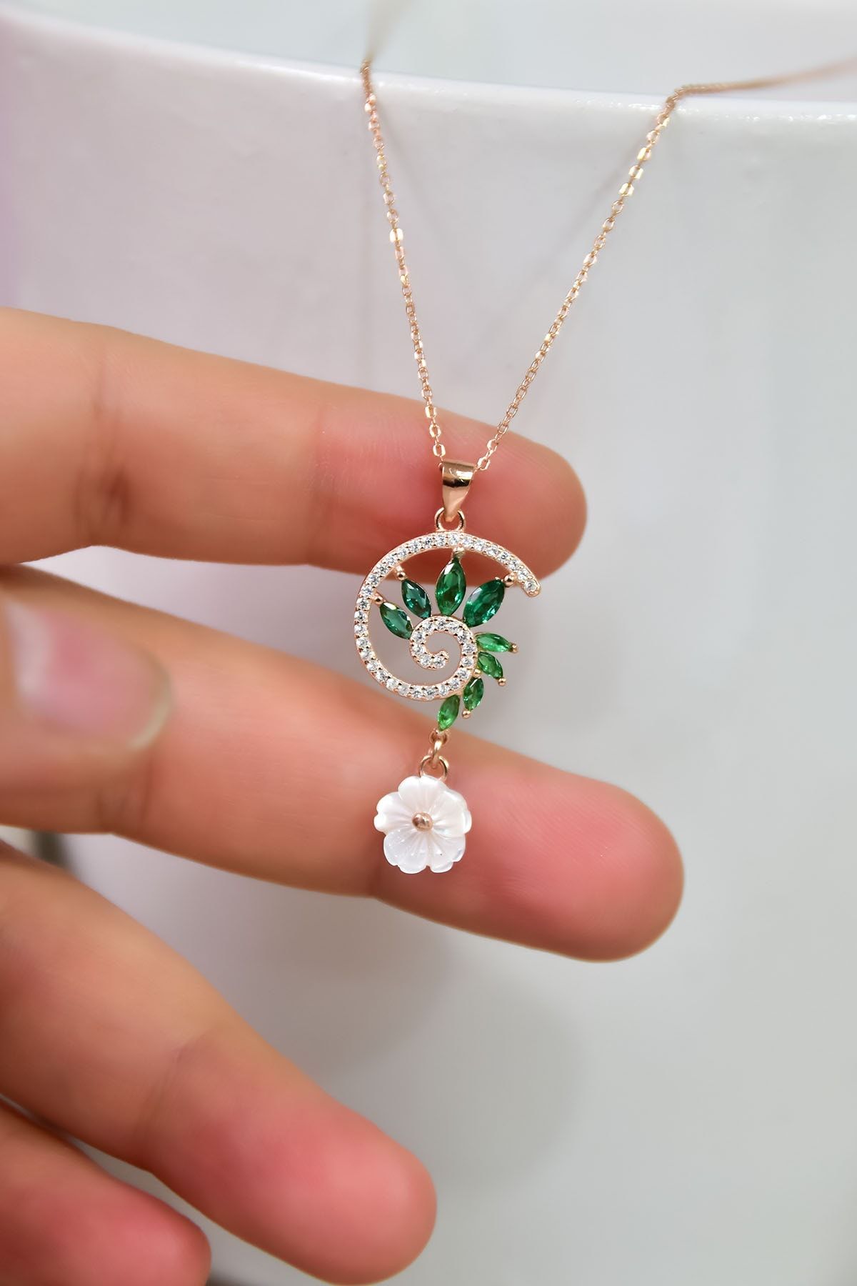 925 Ayar Gümüş Rose Kaplama Yeşim Taşı Tasarım Sedef Manolya Çiçeği Kolye