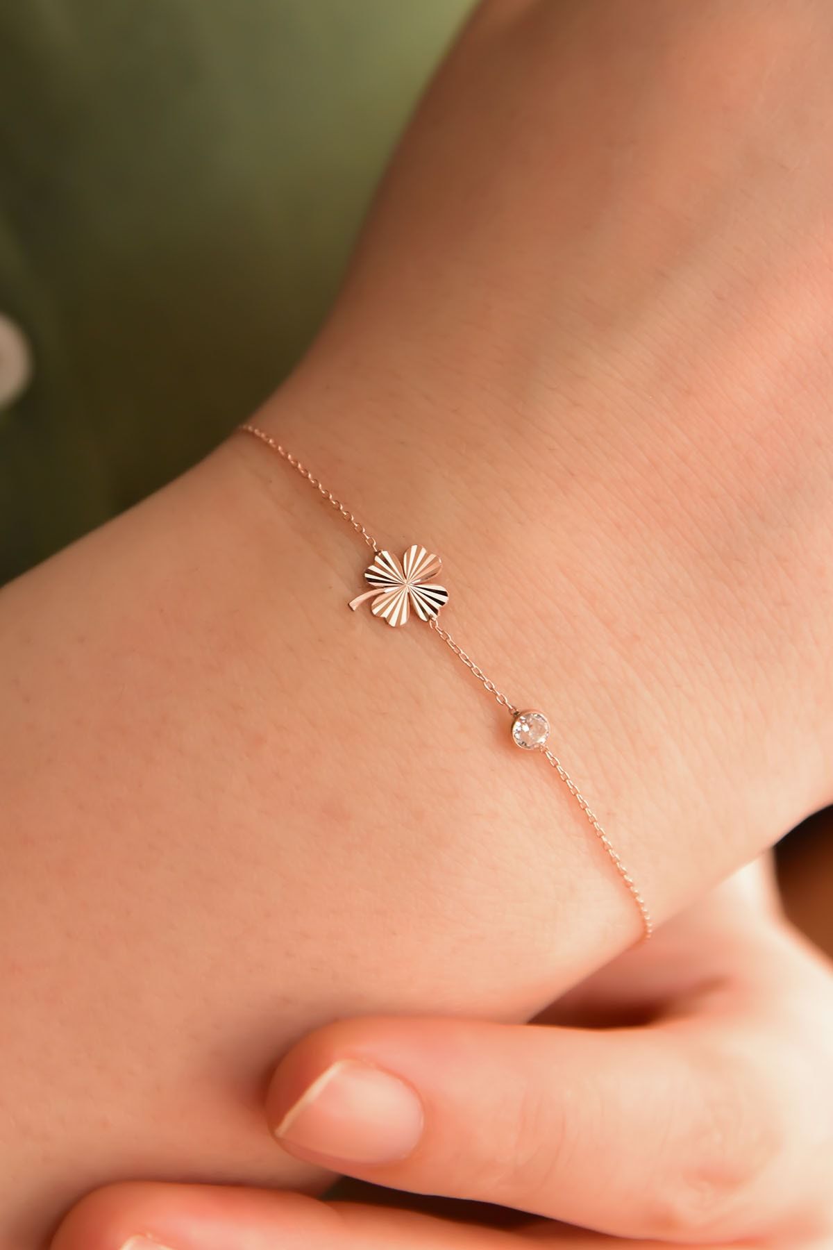 925 Ayar Gümüş Rose Kaplama Yonca Kristal Kesim Taşlı Tek Zincir Bileklik