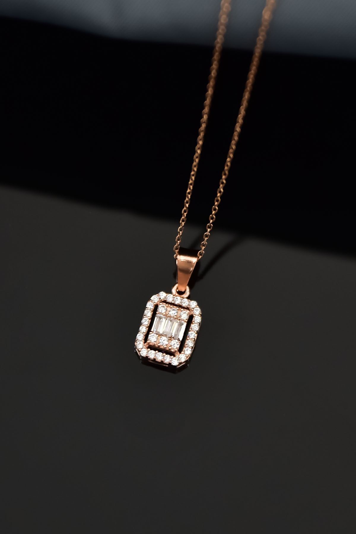 925 Ayar Gümüş Rose Kaplama Zirkon Baget Kare Taşlı Kolye