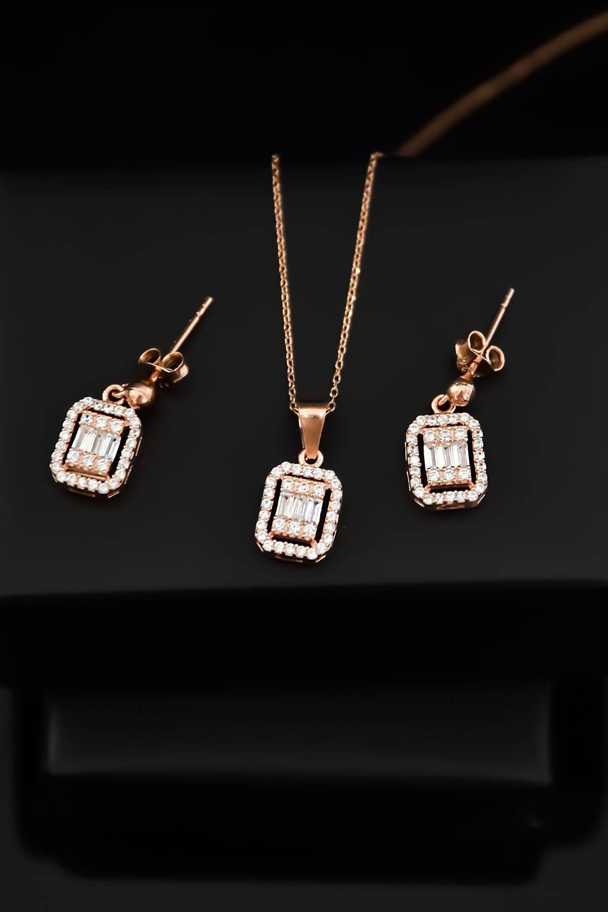 925 Ayar Gümüş Rose Kaplama Zirkon Baget Taşlı Çivili Küpe Ve Tepelikli Baget Kare Taş Kolye Set