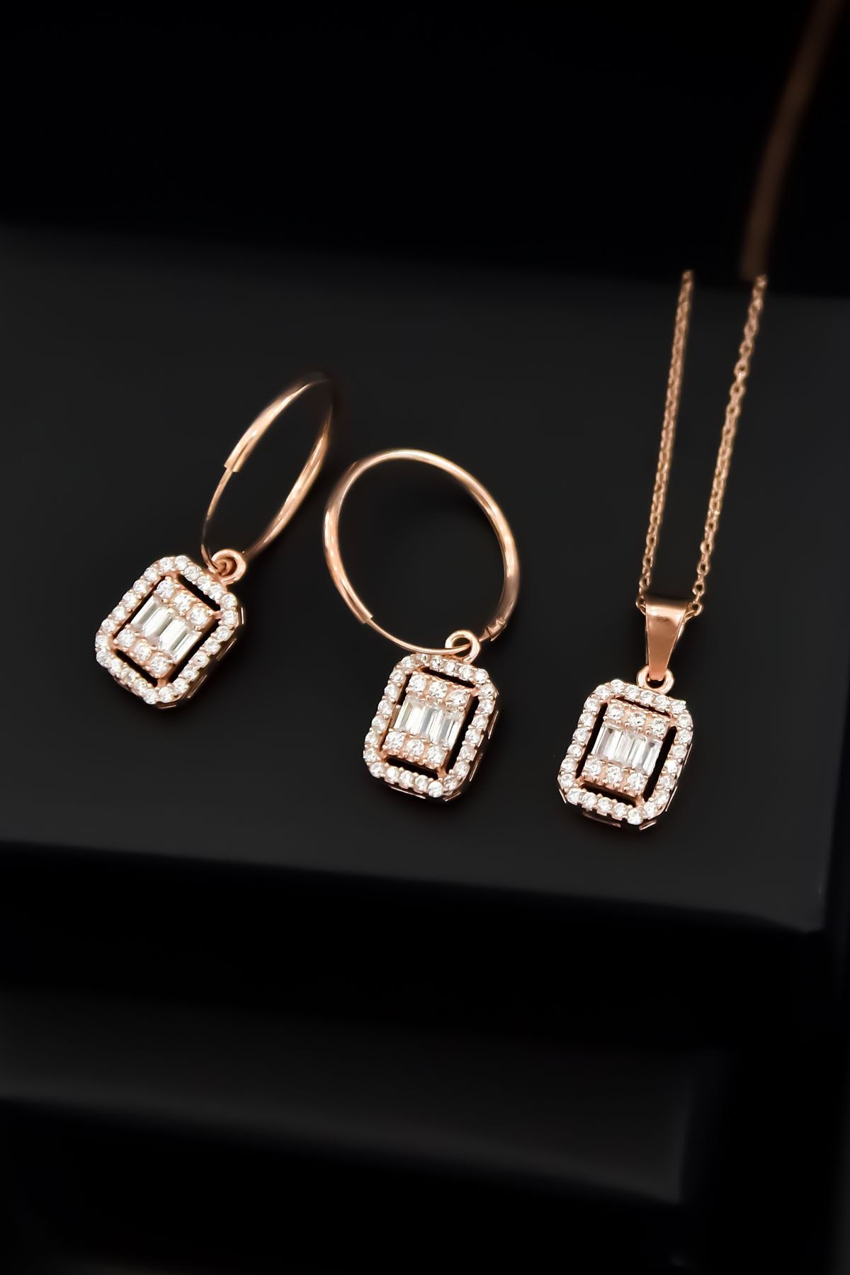 925 Ayar Gümüş Rose Kaplama Zirkon Kare Baget Taş Halka Küpe Ve Tepelikli Baget Kare Taş Kolye Set