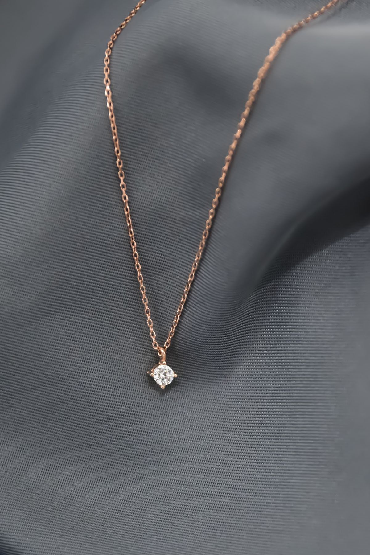 925 Ayar Gümüş Rose Kaplama Zirkon Kare Tektaş Kolye