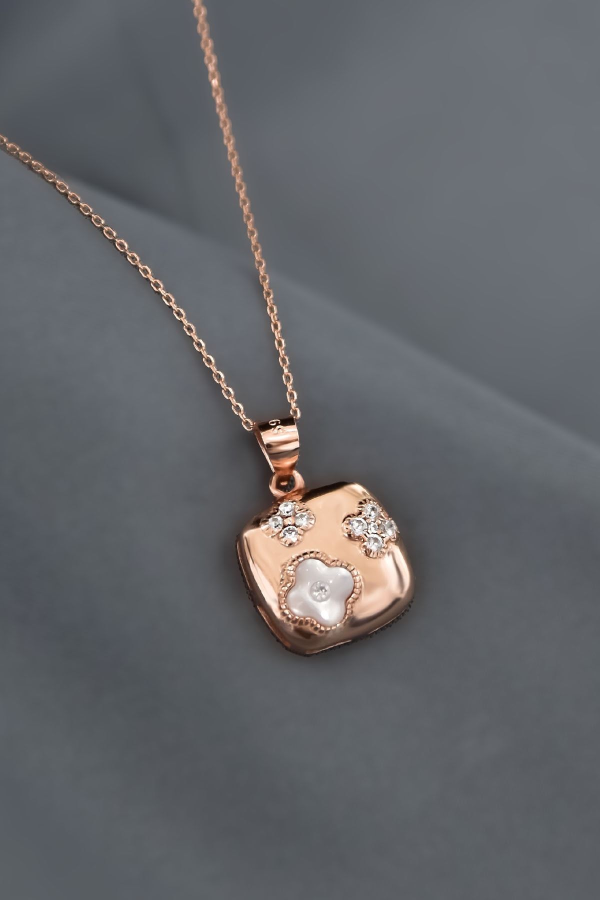 925 Ayar Gümüş Rose Kaplama Zirkon, Sedef Taşlı Yonca Desenli Kare Tasarım Kolye