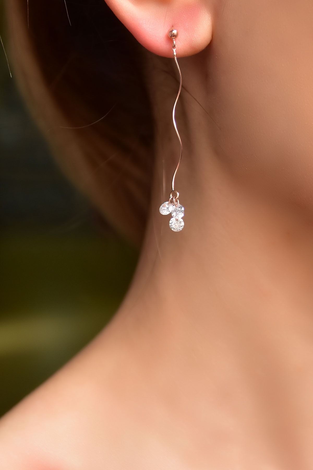 925 Ayar Gümüş Rose Kaplama Zirkon Taşılı Dalgalı Zincir Sallantılı Küpe