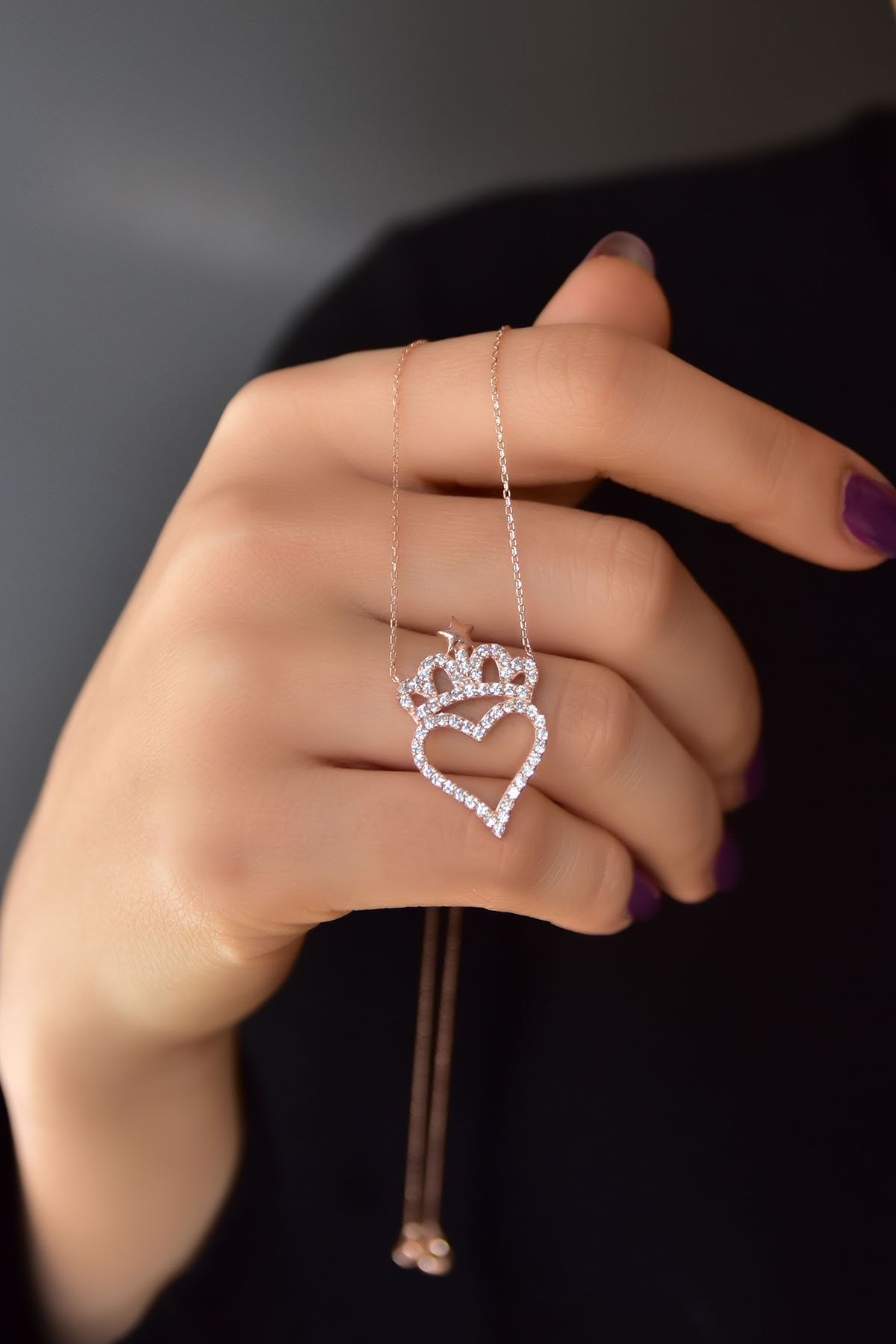 925 Ayar Gümüş Rose Kaplama Zirkon Taşlı Kalpli Kralıçe Tacı Kolye