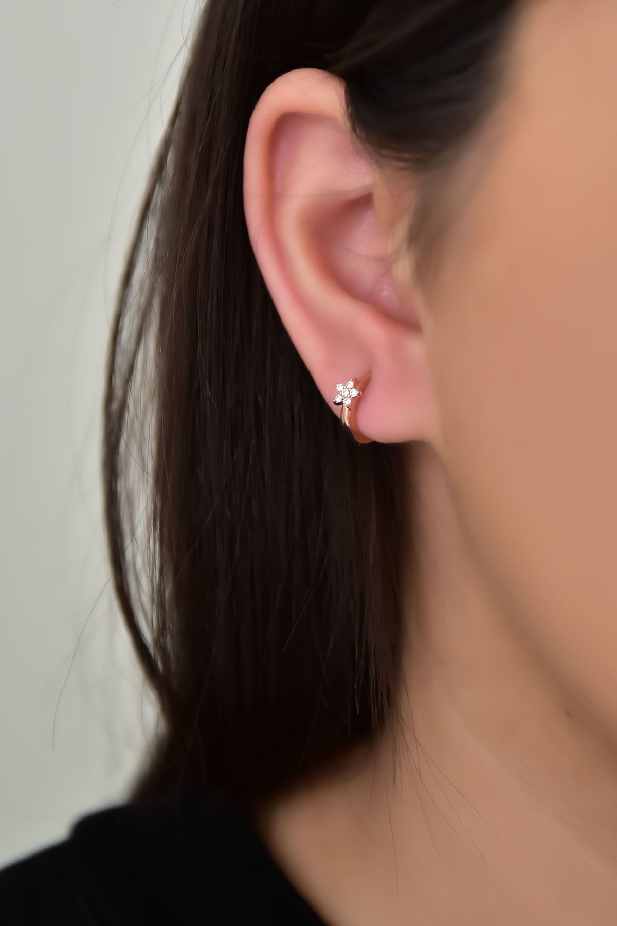 925 Ayar Gümüş Rose Kaplama Zirkon Taşlı Mini Çiçekli Halka Küpe