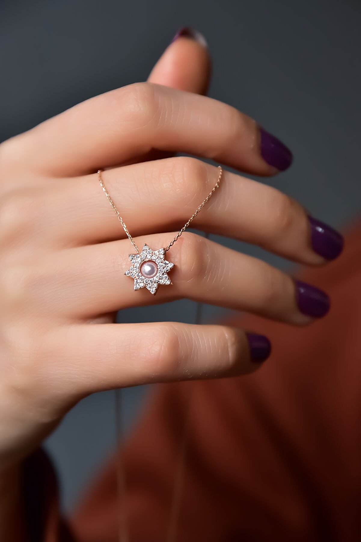 925 Ayar Gümüş Rose Kaplama Zirkon Taşlı Montür İncili Güneş Kolye