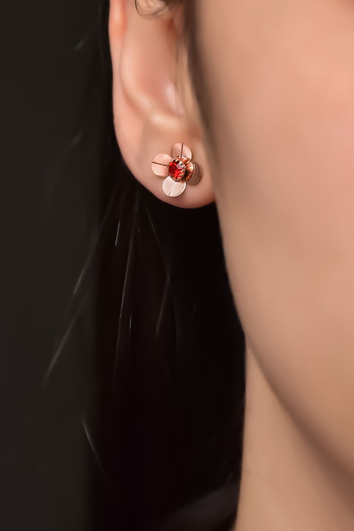 925 Ayar Gümüş Rose Kaplama Zirkon Taşlı Temmuz Ayı Doğum Taşlı Frezya Çiçeği Küpe