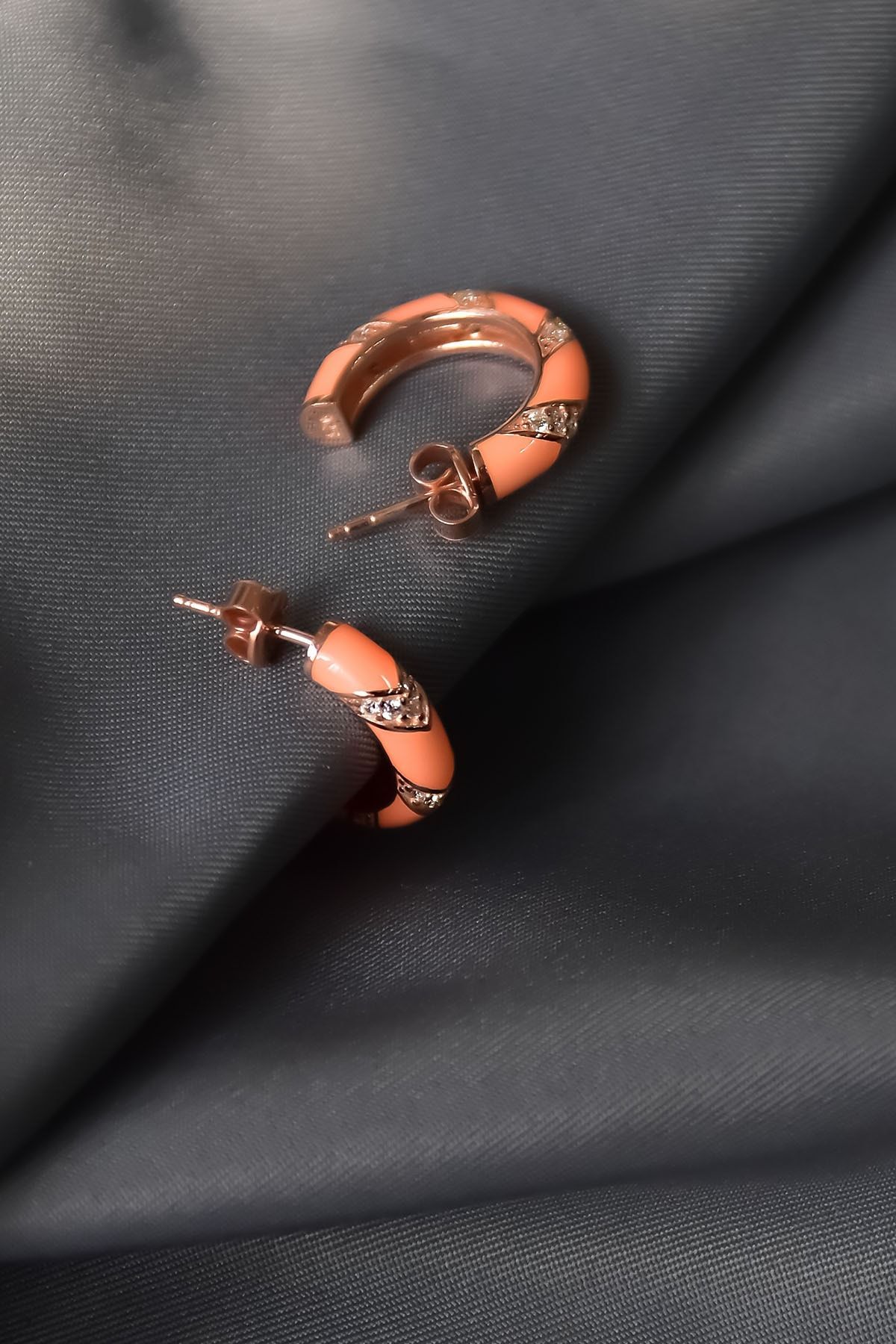 925 Ayar Gümüş Rose Kaplama Zirkon Taşlı Turuncu Mineli Desenli Halka Küpe