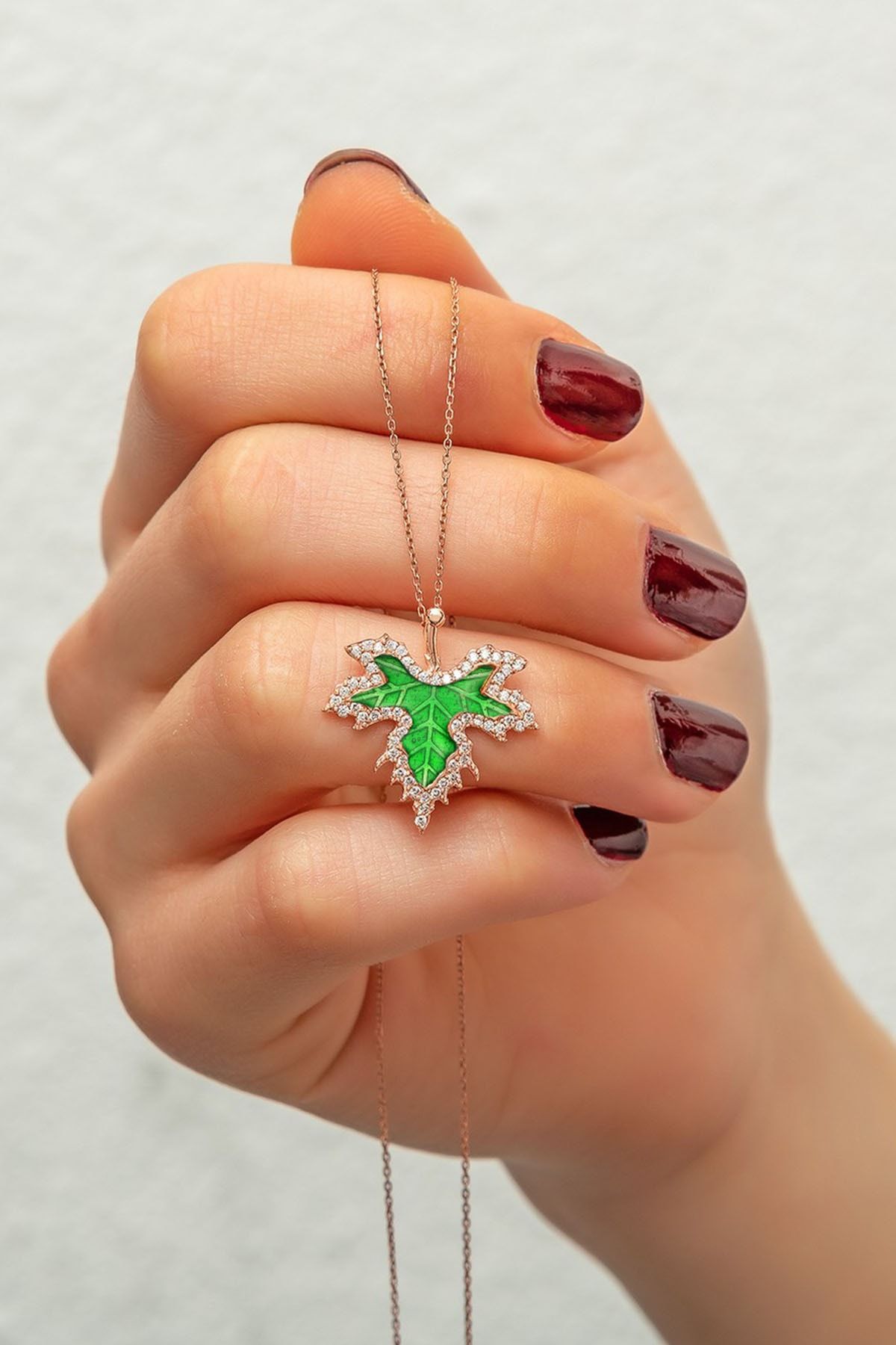 925 Ayar Gümüş Rose Kaplama Zirkon Taşlı Yeşil Mineli Çınar Kolye