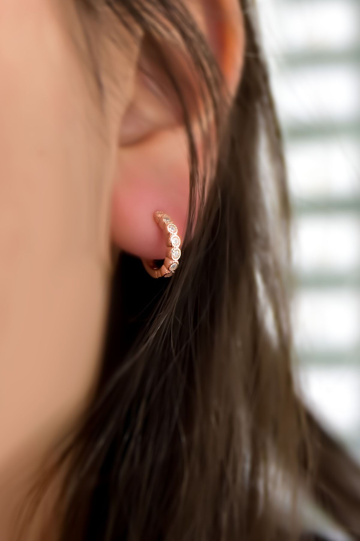 925 Ayar Gümüş Rose Kaplama Zirkon Taşlı Yuvarlak Desenli Halka Küpe