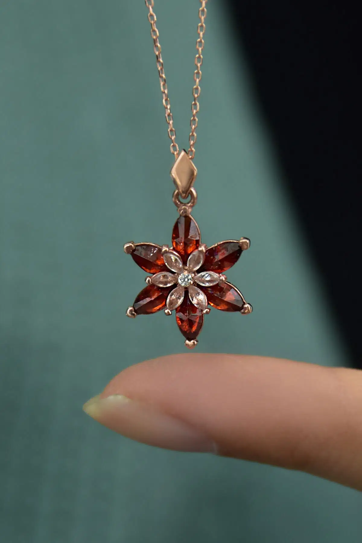 925 Ayar Gümüş Rose Kaplma Tepelikli Kırmızı Lotus Kolye