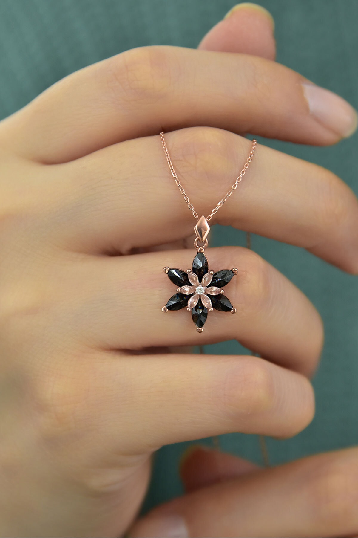 925 Ayar Gümüş Rose Kaplma Tepelikli Siyah Lotus Kolye