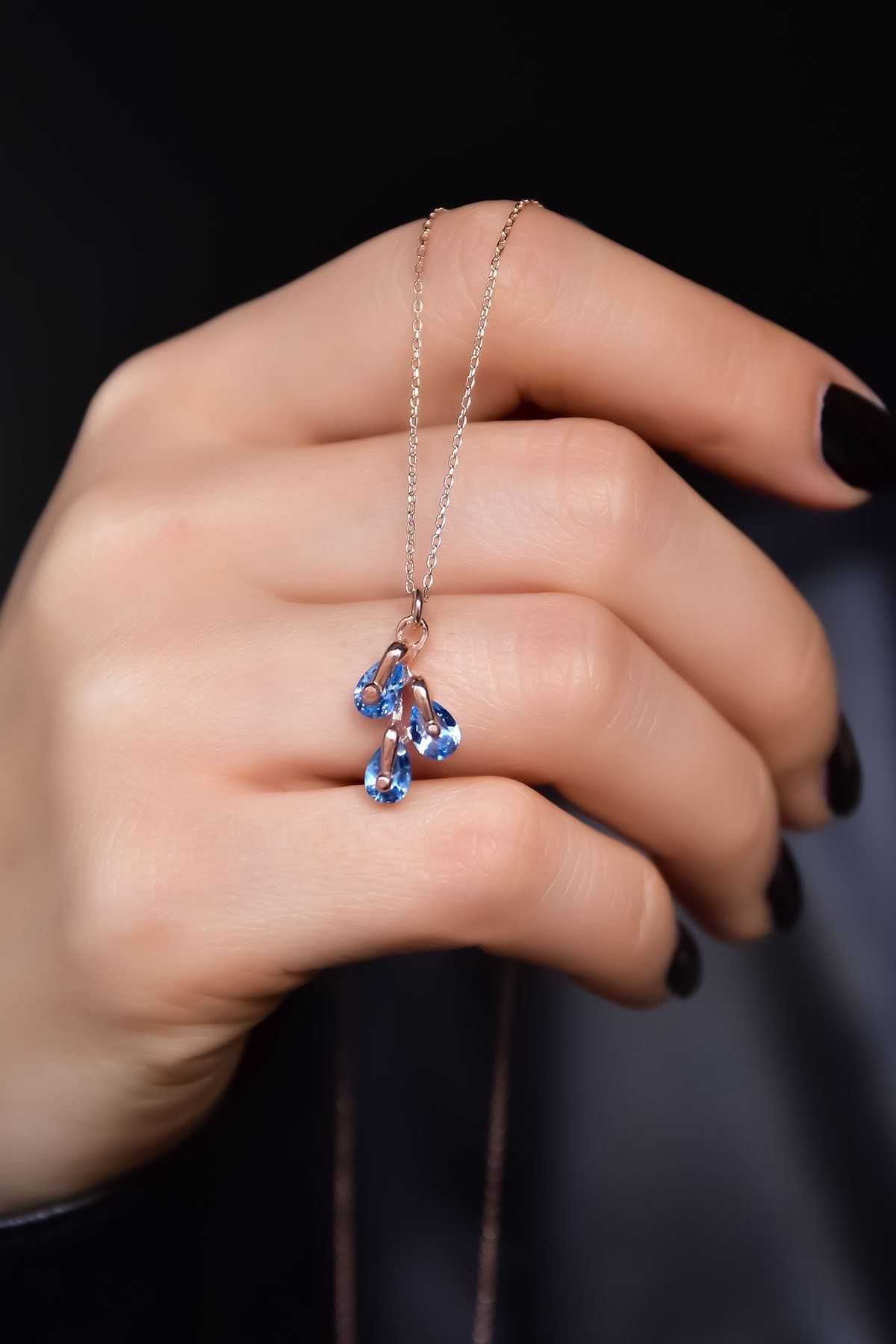 925 Ayar Gümüş.Rose,Rodaj,Gold.Doğum Ayı Kolye.12 Doğum Taşlı Kübik Drop Kolye. Ürün Ağırlığı :3,40 Gr. ( +-). Halka Çapı: 1,5 cm. En*Boy: 1*1,5 cm. Gümüş ve değerli taşlar nedeniyle belirtilen ortalama ürün ağırlığında ± %5 sapma olabilmektedir. Teslimat