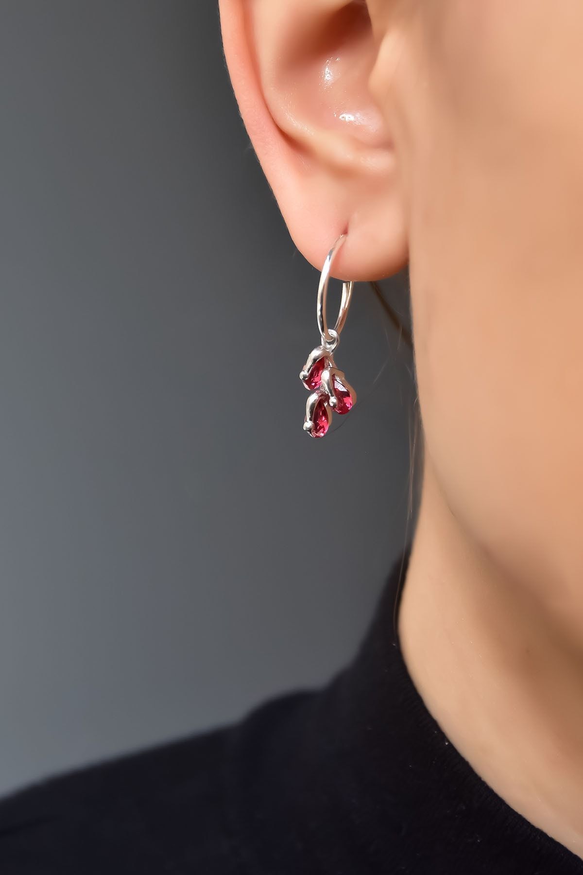 925 Ayar Gümüş.Rose,Rodaj,Gold.Doğum Ayı Küpe.12 Doğum Taşlı Kübik Drop Küpe. Ürün Ağırlığı :3,40 Gr. ( +-). Halka Çapı: 1,5 cm. En*Boy: 1*1,5 cm. Gümüş ve değerli taşlar nedeniyle belirtilen ortalama ürün ağırlığında ± %5 sapma olabilmektedir. Teslimat: 