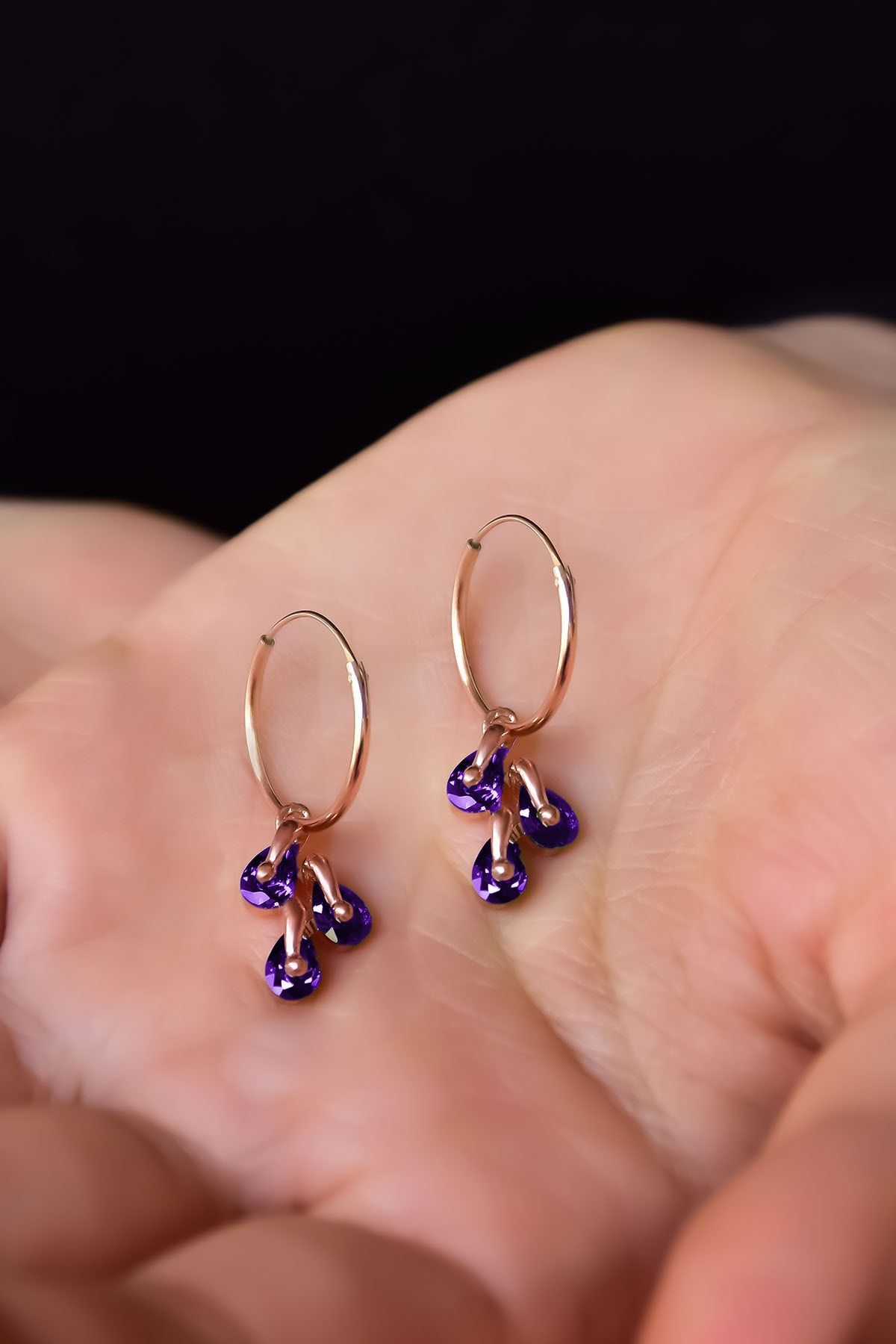 925 Ayar Gümüş.Rose,Rodaj,Gold.Doğum Ayı Küpe.12 Doğum Taşlı Kübik Drop Küpe. Ürün Ağırlığı :3,40 Gr. ( +-). Halka Çapı: 1,5 cm. En*Boy: 1*1,5 cm. Gümüş ve değerli taşlar nedeniyle belirtilen ortalama ürün ağırlığında ± %5 sapma olabilmektedir. Teslimat: 