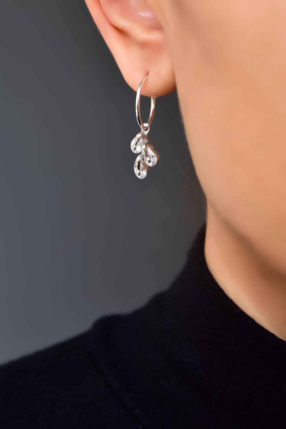 925 Ayar Gümüş.Rose,Rodaj,Gold.Doğum Ayı Küpe.12 Doğum Taşlı Kübik Drop Küpe. Ürün Ağırlığı :3,40 Gr. ( +-). Halka Çapı: 1,5 cm. En*Boy: 1*1,5 cm. Gümüş ve değerli taşlar nedeniyle belirtilen ortalama ürün ağırlığında ± %5 sapma olabilmektedir. Teslimat: 