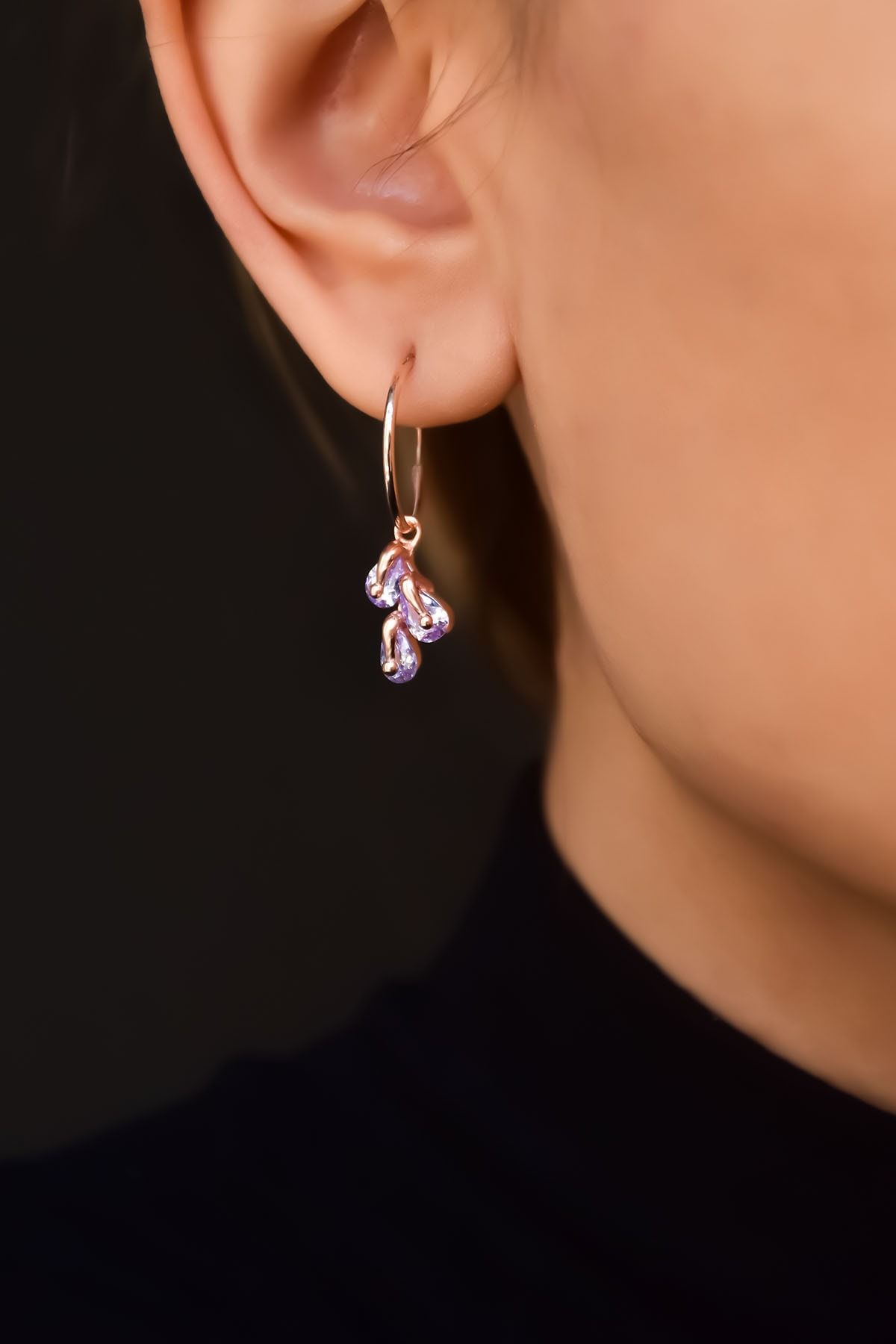 925 Ayar Gümüş.Rose,Rodaj,Gold.Doğum Ayı Küpe.12 Doğum Taşlı Kübik Drop Küpe. Ürün Ağırlığı :3,40 Gr. ( +-). Halka Çapı: 1,5 cm. En*Boy: 1*1,5 cm. Gümüş ve değerli taşlar nedeniyle belirtilen ortalama ürün ağırlığında ± %5 sapma olabilmektedir. Teslimat: 