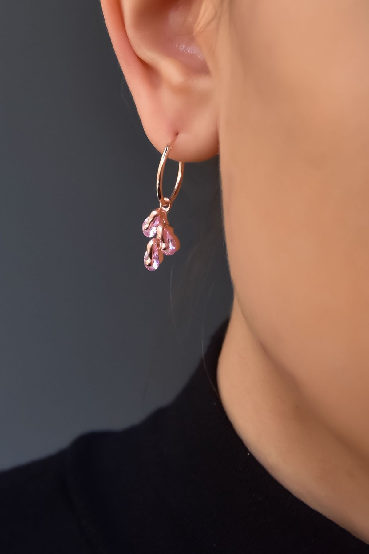 925 Ayar Gümüş.Rose,Rodaj,Gold.Doğum Ayı Küpe.12 Doğum Taşlı Kübik Drop Küpe. Ürün Ağırlığı :3,40 Gr. ( +-). Halka Çapı: 1,5 cm. En*Boy: 1*1,5 cm. Gümüş ve değerli taşlar nedeniyle belirtilen ortalama ürün ağırlığında ± %5 sapma olabilmektedir. Teslimat: 