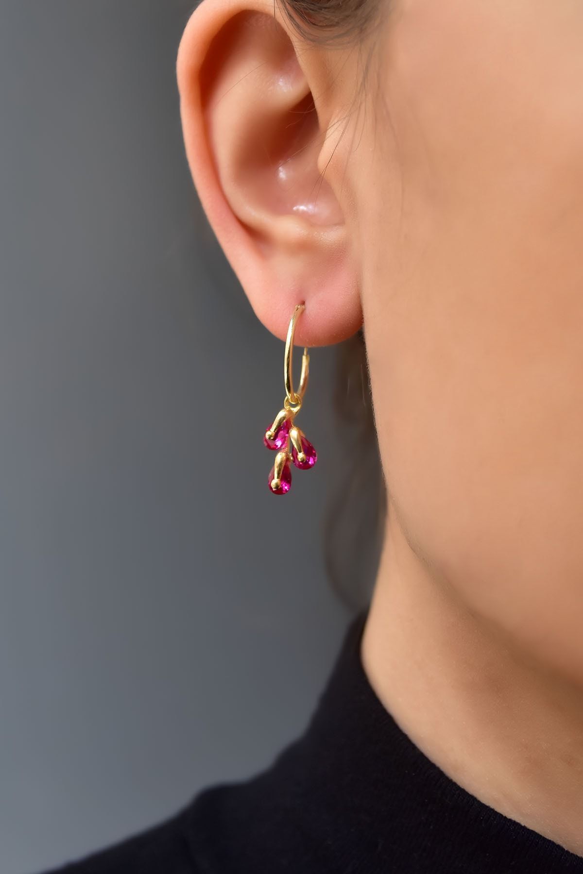 925 Ayar Gümüş.Rose,Rodaj,Gold.Doğum Ayı Küpe.12 Doğum Taşlı Kübik Drop Küpe. Ürün Ağırlığı :3,40 Gr. ( +-). Halka Çapı: 1,5 cm. En*Boy: 1*1,5 cm. Gümüş ve değerli taşlar nedeniyle belirtilen ortalama ürün ağırlığında ± %5 sapma olabilmektedir. Teslimat: 