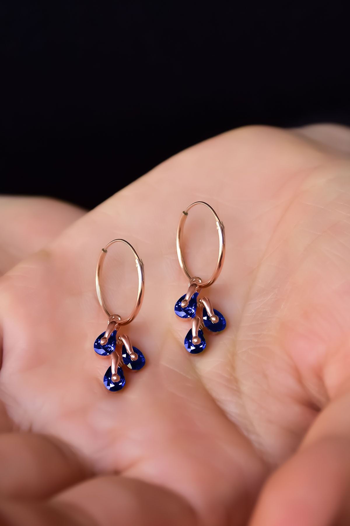 925 Ayar Gümüş.Rose,Rodaj,Gold.Doğum Ayı Küpe.12 Doğum Taşlı Kübik Drop Küpe. Ürün Ağırlığı :3,40 Gr. ( +-). Halka Çapı: 1,5 cm. En*Boy: 1*1,5 cm. Gümüş ve değerli taşlar nedeniyle belirtilen ortalama ürün ağırlığında ± %5 sapma olabilmektedir. Teslimat: 