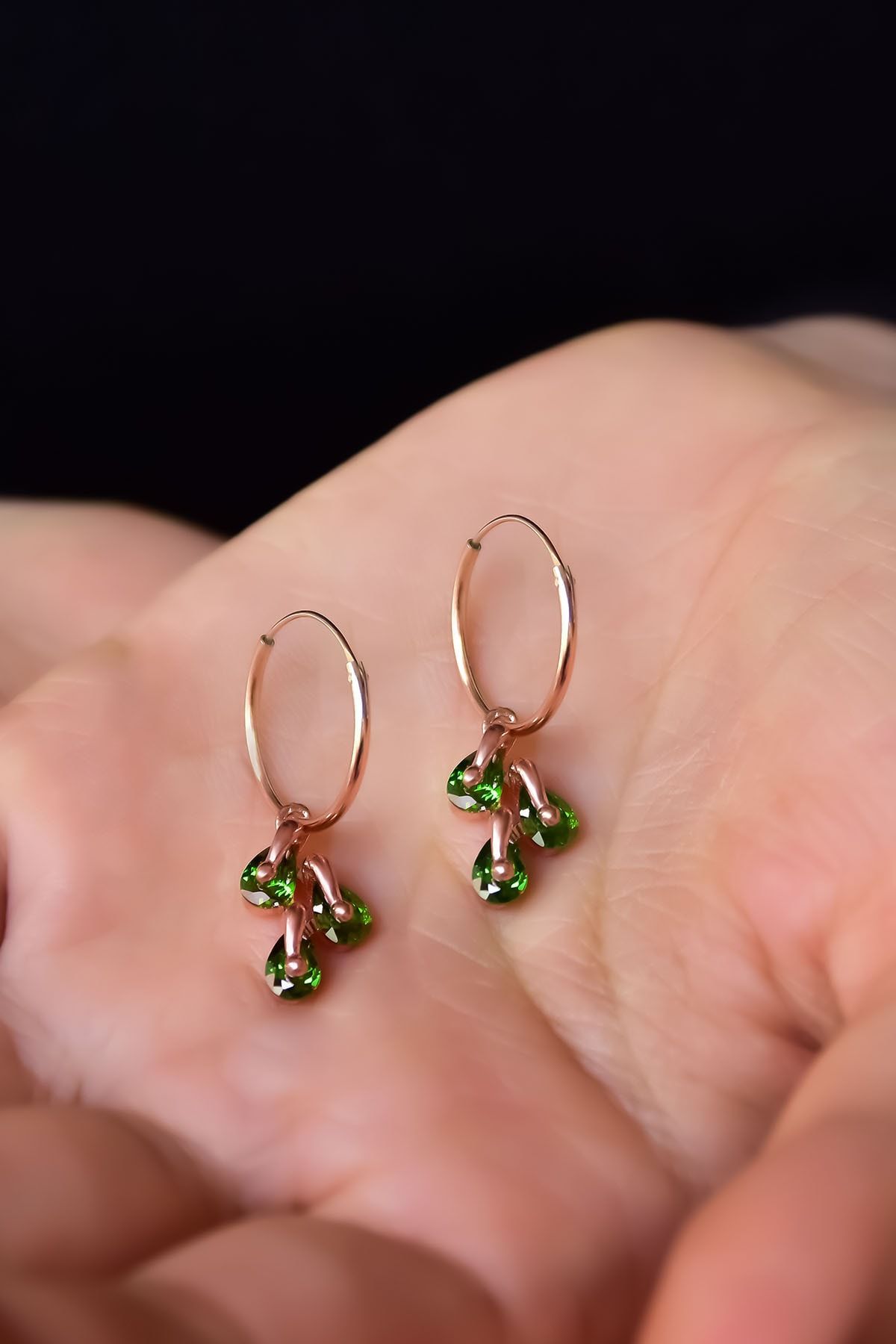 925 Ayar Gümüş.Rose,Rodaj,Gold.Doğum Ayı Küpe.12 Doğum Taşlı Kübik Drop Küpe. Ürün Ağırlığı :3,40 Gr. ( +-). Halka Çapı: 1,5 cm. En*Boy: 1*1,5 cm. Gümüş ve değerli taşlar nedeniyle belirtilen ortalama ürün ağırlığında ± %5 sapma olabilmektedir. Teslimat: 