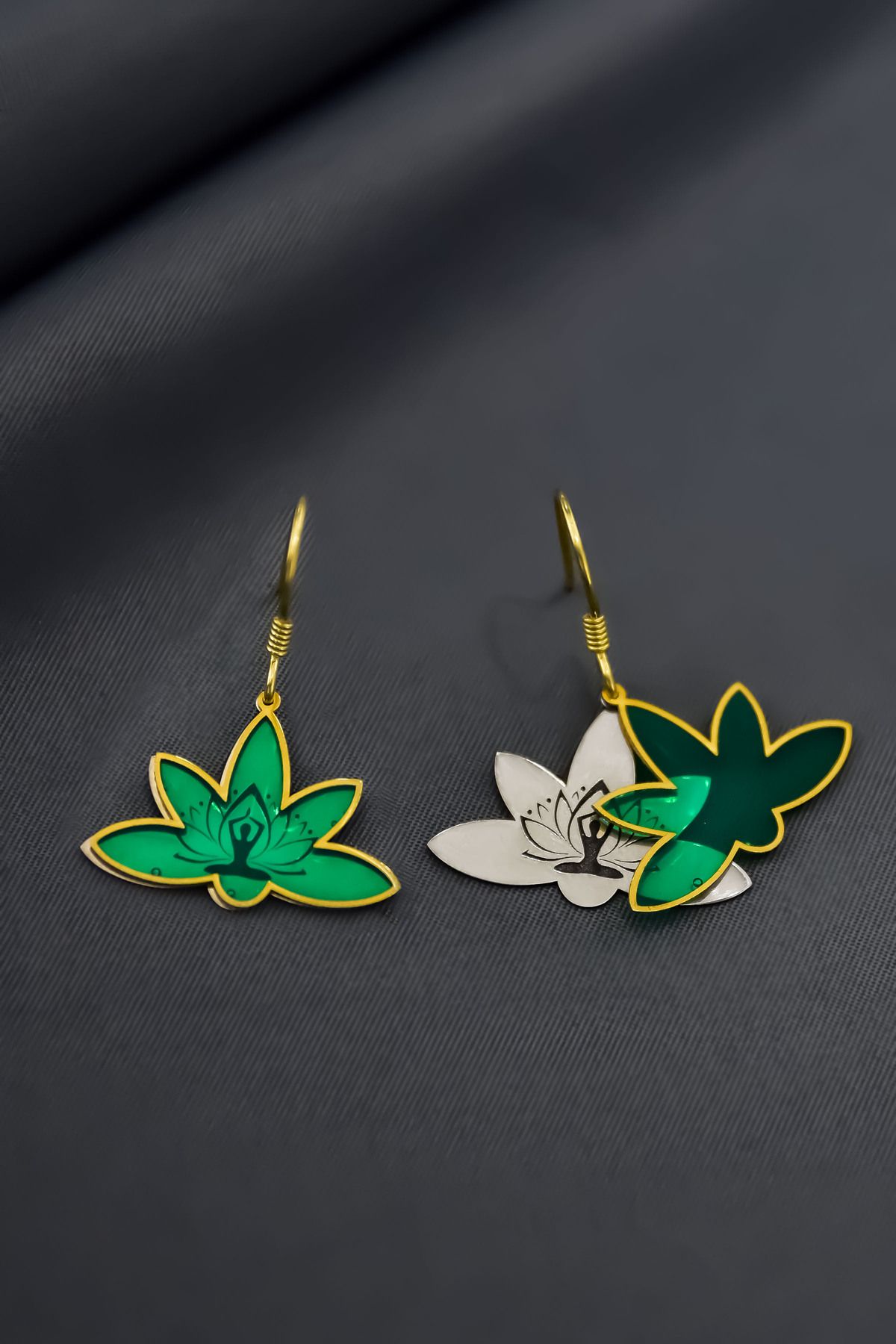 925 Ayar Gümüş Rüya Serisi Cam Boyalı Oturmuş Dağ Duruşu , Kendini Buluş Yoga , Lotus Çiçeği Küpe