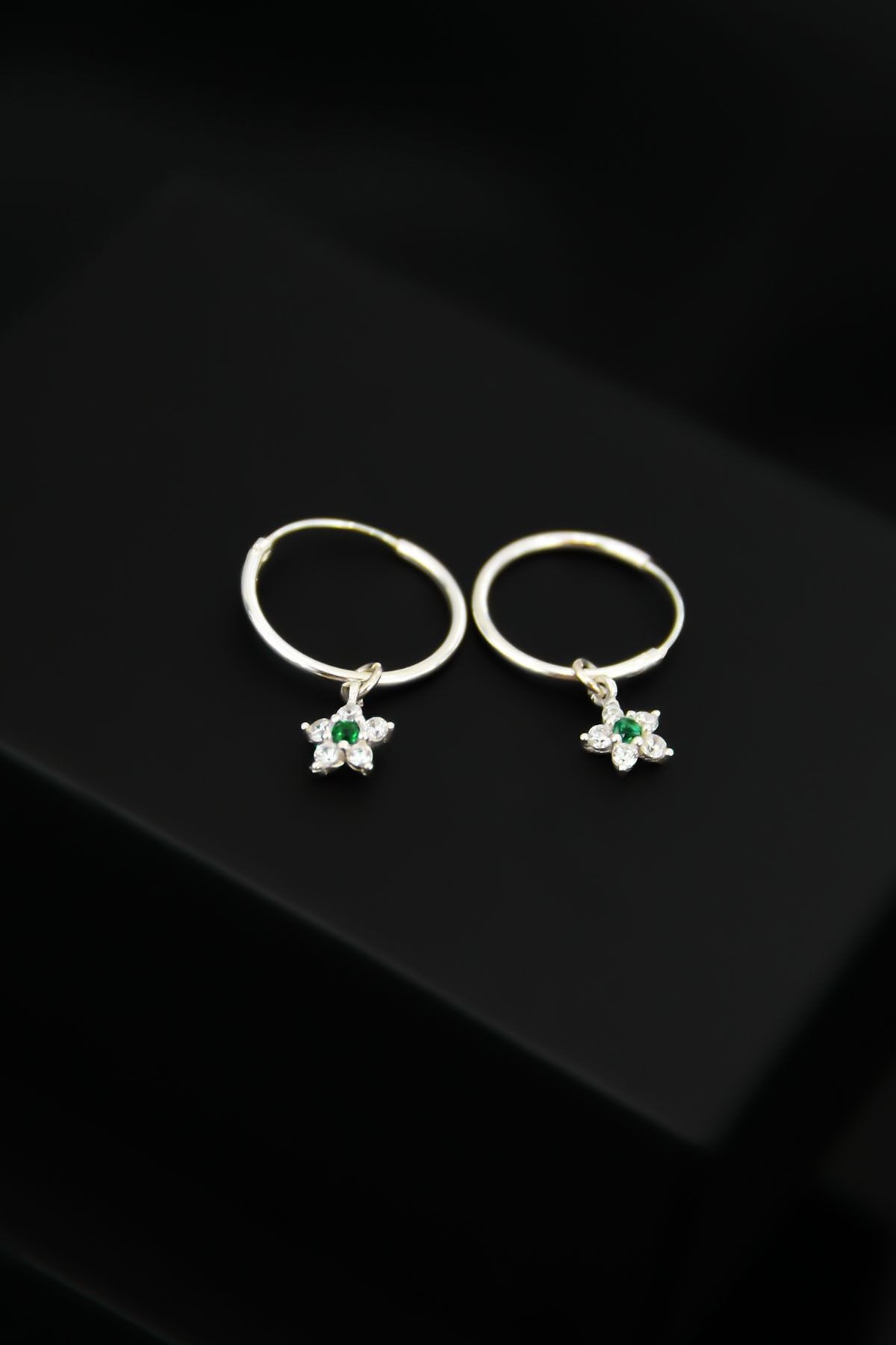 925 Ayar Gümüş Yeşil Taşlı Yıldız Model Halka Küpe