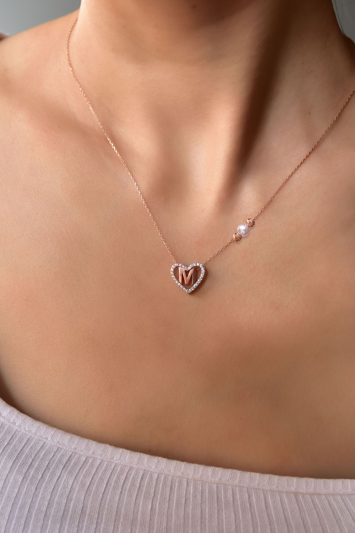 925 Ayar Papatya Silver İncili Dorika Toplu Aşkın Harfi M Kalp Kolye.rose.gold.rodaj