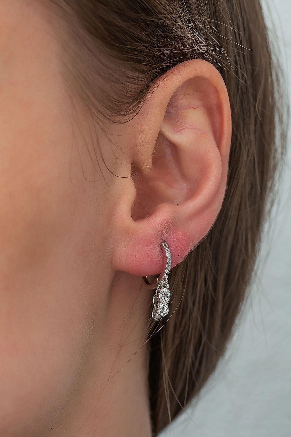 925 Ayar Rodyum Kaplama Çift Sonsuzluk Sallantılı Gümüş Küpe