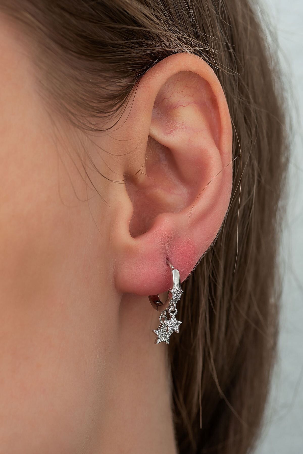 925 Ayar Rodyum Kaplama Çift Yıldız Sallantılı Gümüş Küpe