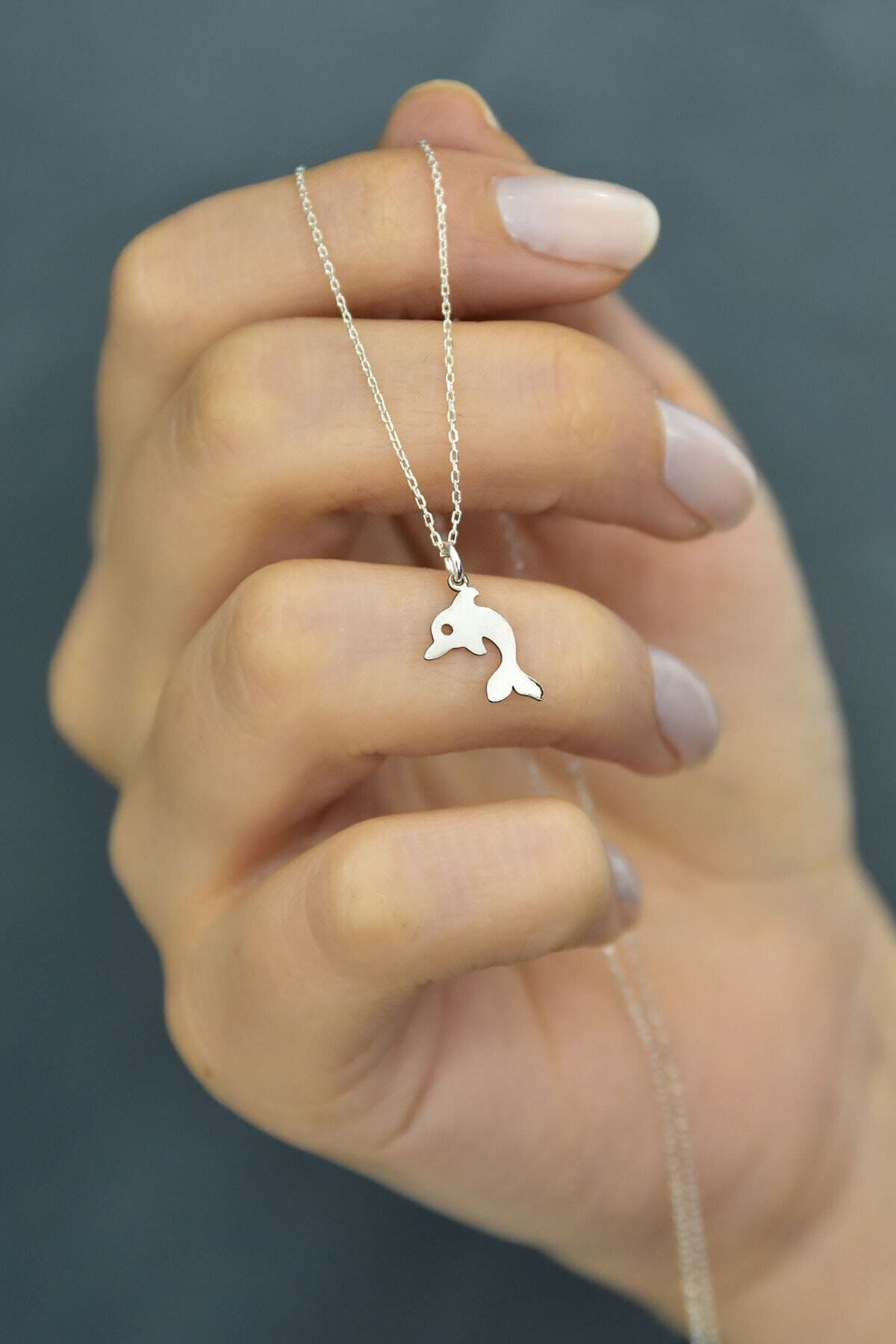 925 Ayar Rodyum Kaplama Plaka Kesim Gümüş Yunus Kolye