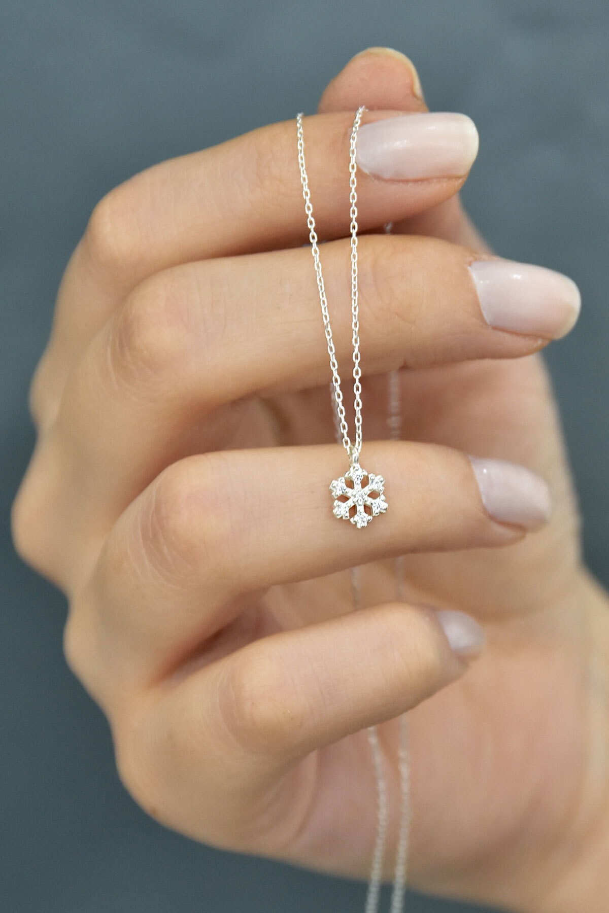 925 Ayar Rodyum Kaplama Zirkon Taşlı Gümüş Kar Tanesi Kolye