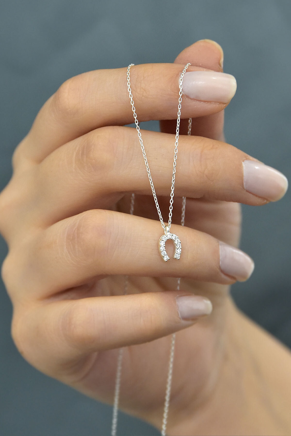 925 Ayar Rodyum Kaplama Zirkon Taşlı Gümüş Nal Kolye