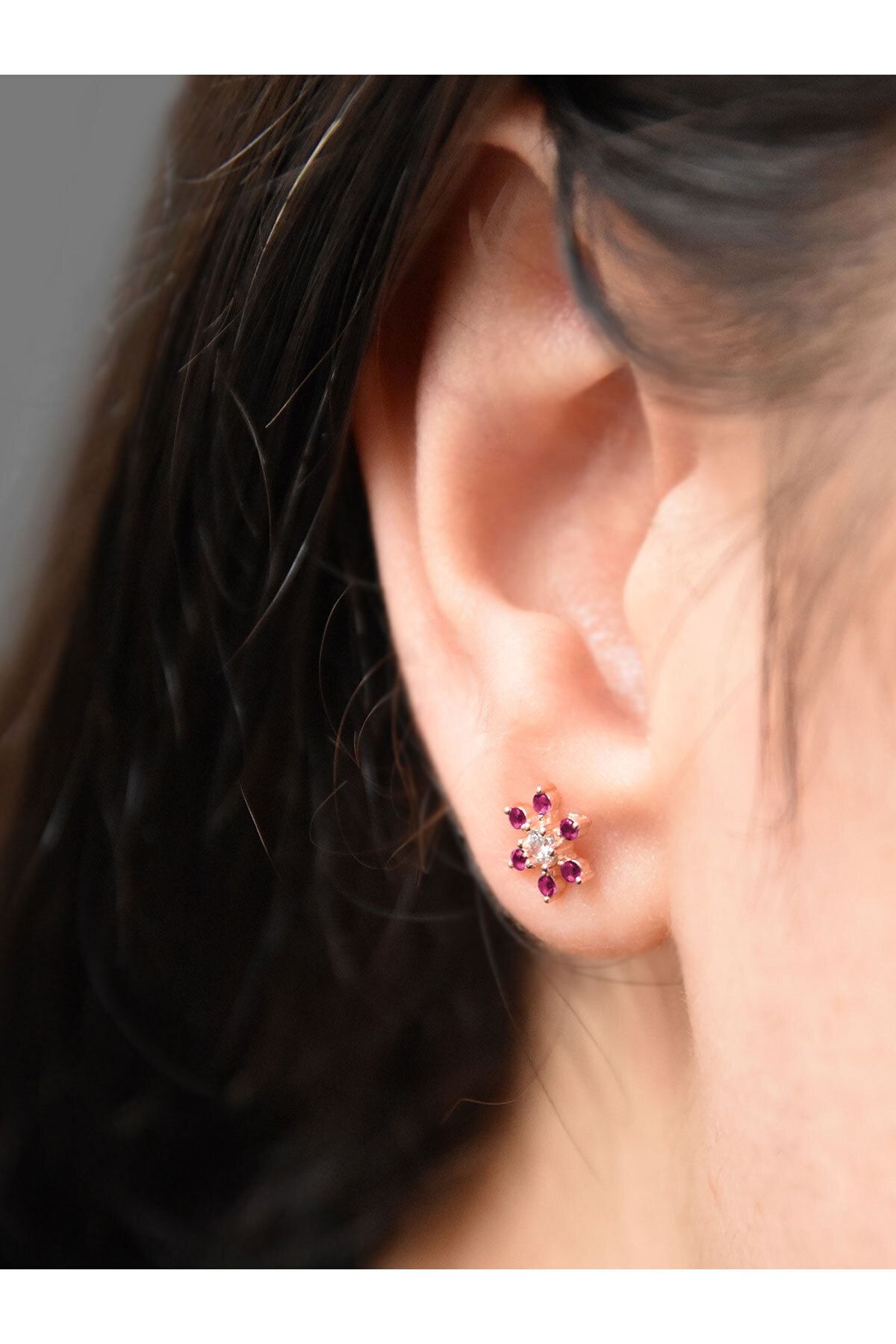 925 Ayar Rose Altın Kaplama Yeşil Zirkon Taşlı Çivili Küpe