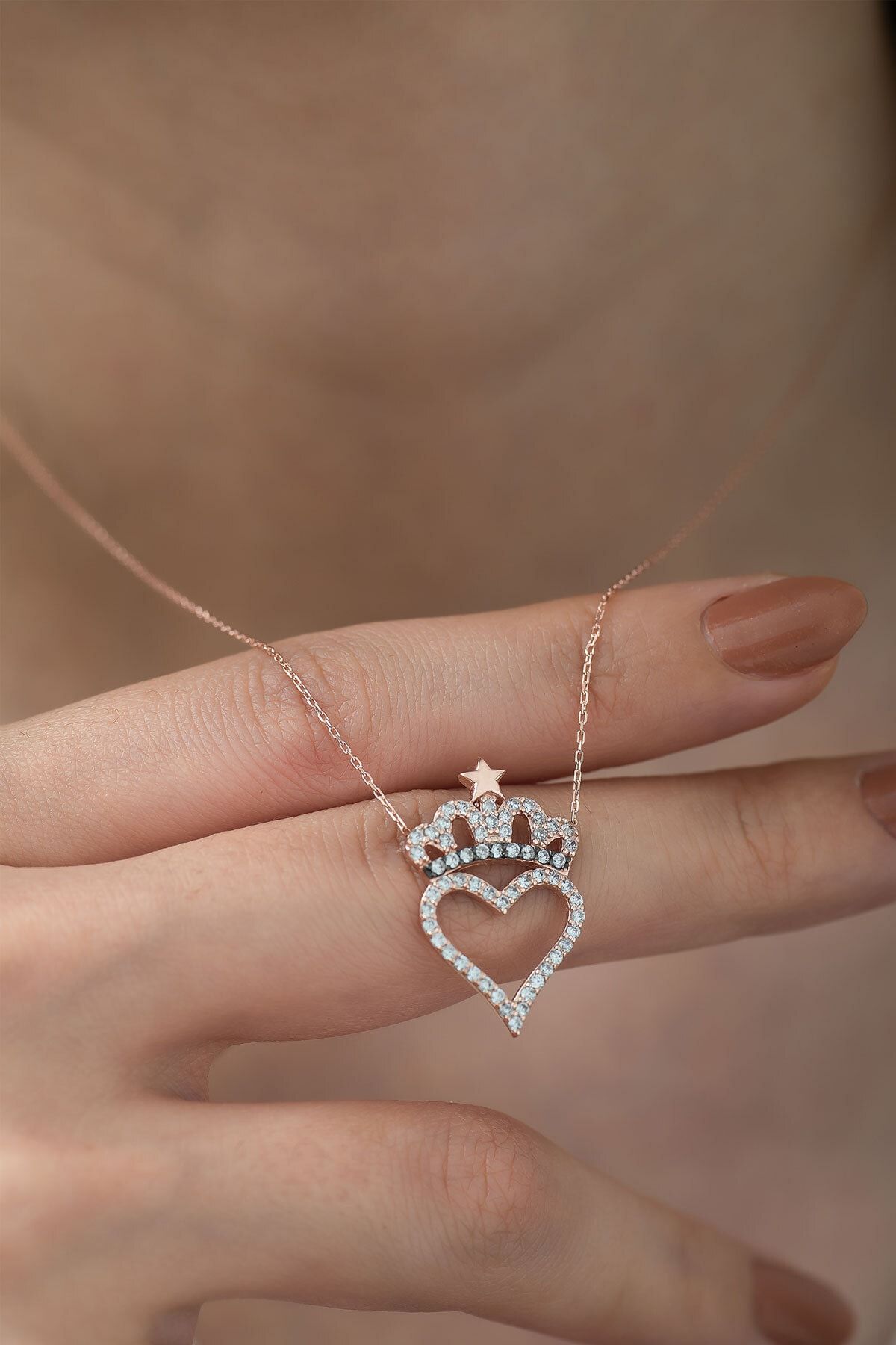 925 Ayar Zirkon Taşlı Kalpli Kraliçe Tacı Gümüş Kolye