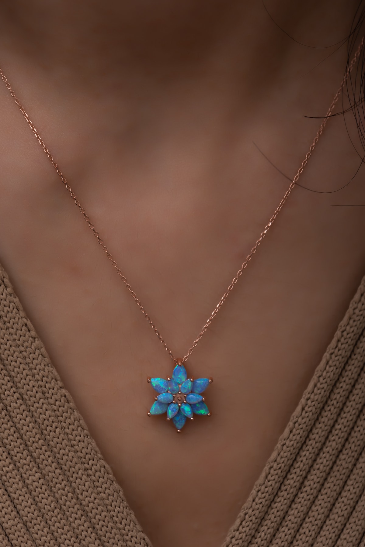 Açık Mavi Opal Taşlı 925 Ayar Gümüş Lotus Kolye