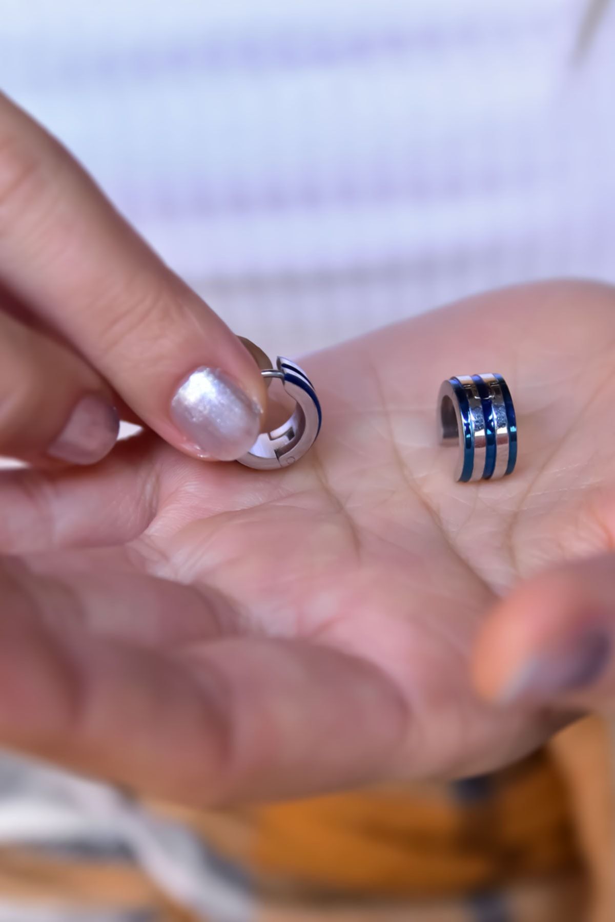 Çelik Lacivert Çizgili Beyaz Halka Küpe