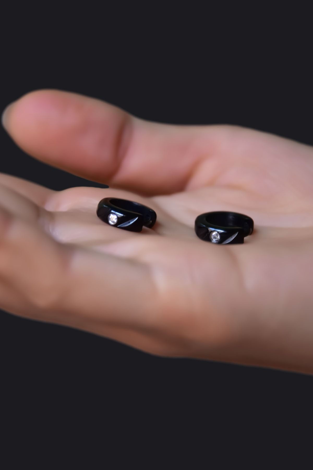 Çelik Siyah Taşlı Halka Küpe