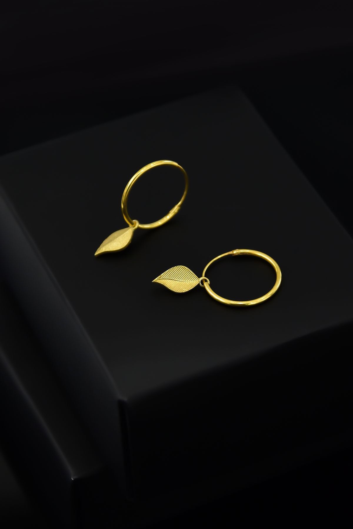 Kadın 925 Ayar Gümüş Altın Kaplama Yaprak Halka Küpe