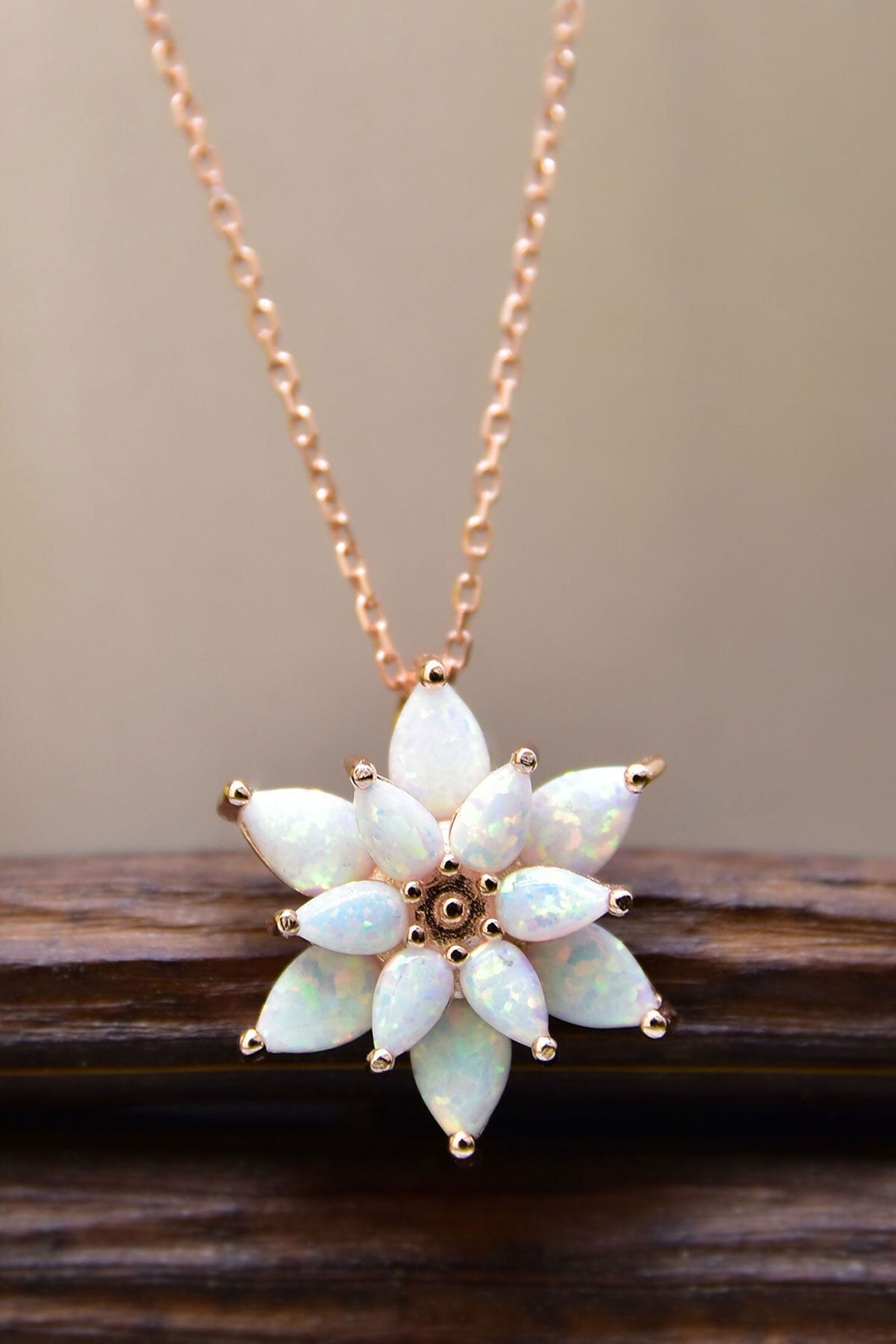 Kadın Beyaz Opal Taşlı Kamelya Gümüş Kolye