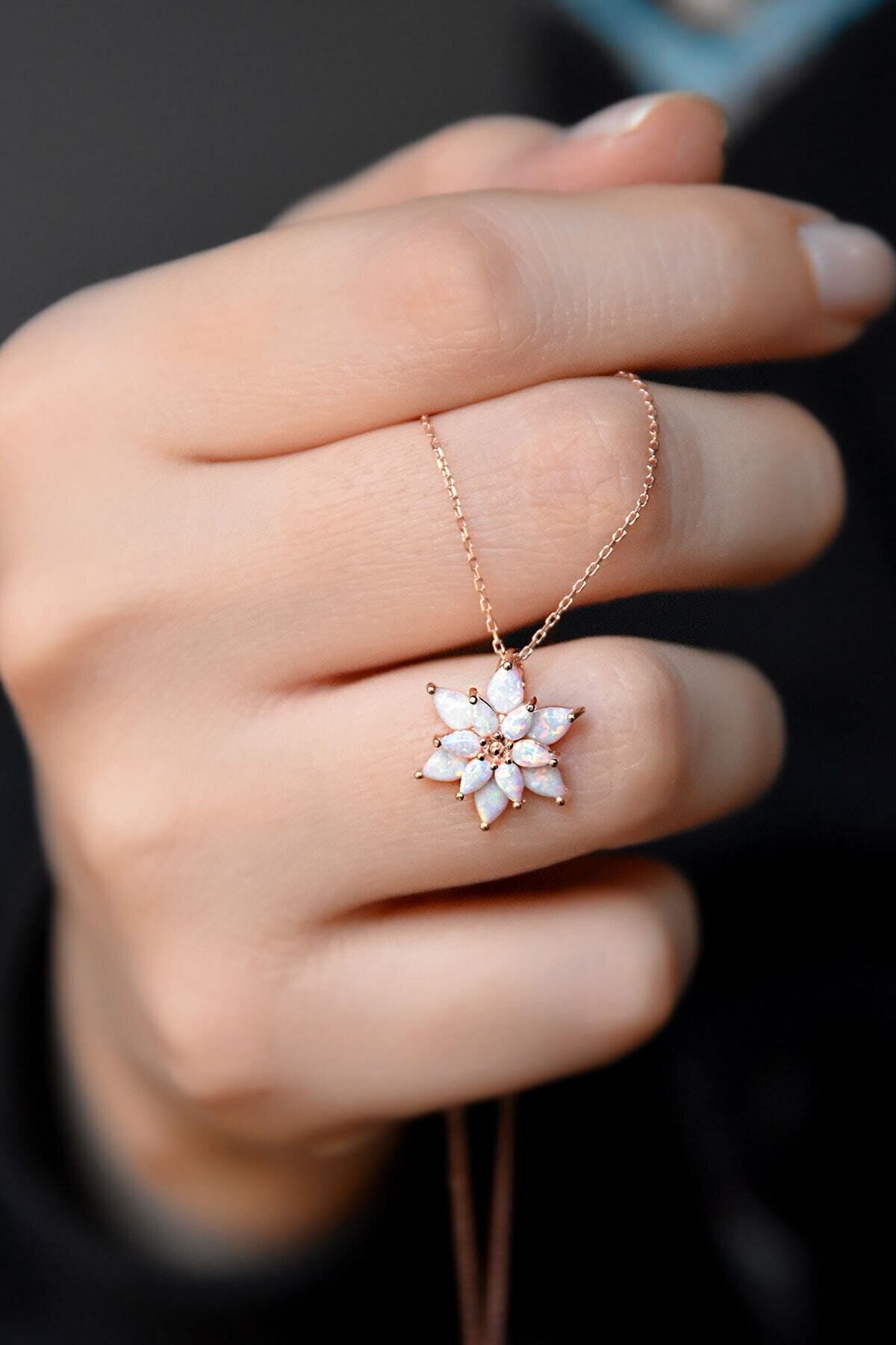 Kadın Beyaz Opal Taşlı Lotus Gümüş Kolye