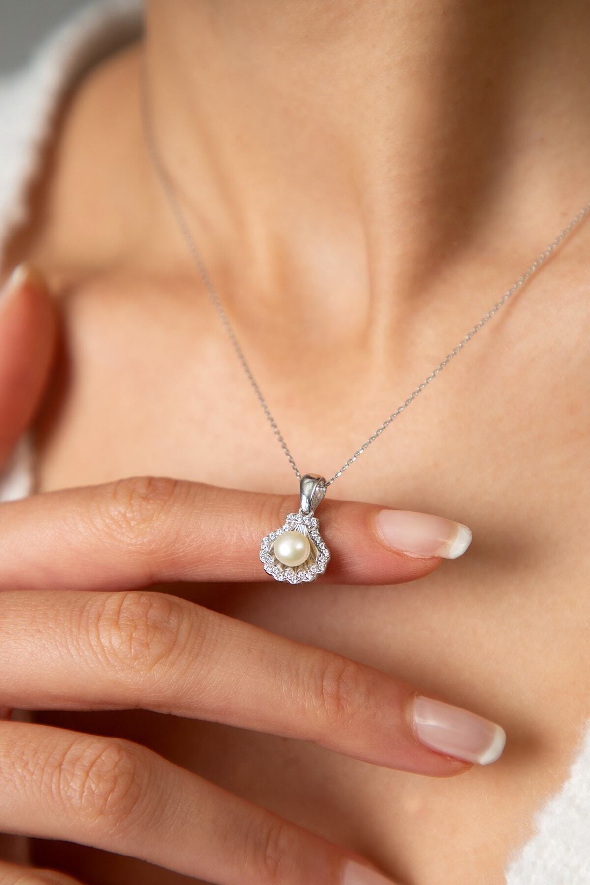 Kadın Inci Detaylı Deniz Kabuğu Model 925 Ayar Gümüş Kolye