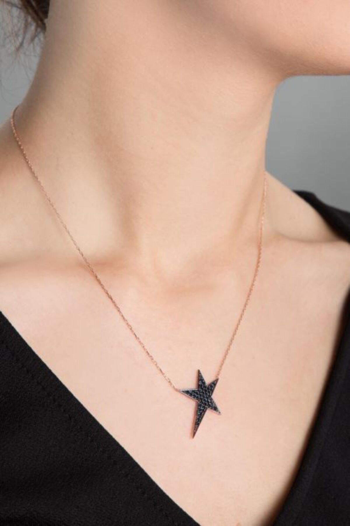 Kadın Siyah Taşlı Yıldız Model Rose Kaplama 925 Ayar Gümüş Kolye