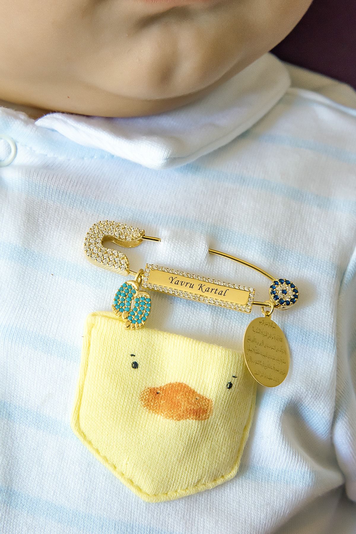 Yavru Kartal Yazılı Erkek Bebek Iğnesi 14 Ayar Altın Kaplama 925 Ayar Gümüş - Uvps900021